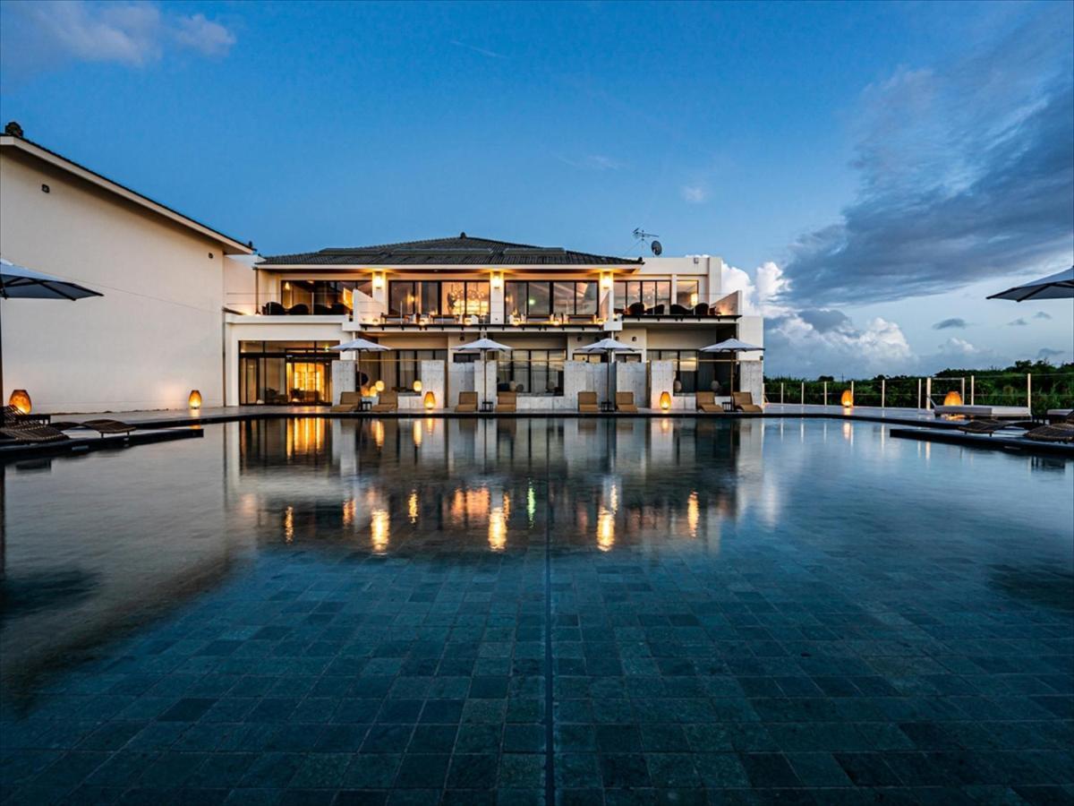 One Suite The Grand Nakijin Bagian luar foto